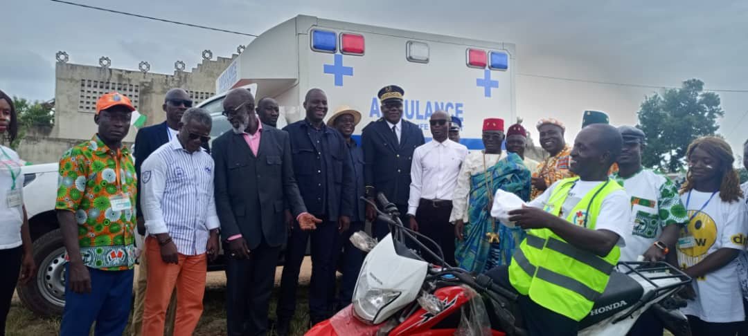 Bacanda : Alpha Sanogo remet une ambulance et une moto au centre de santé