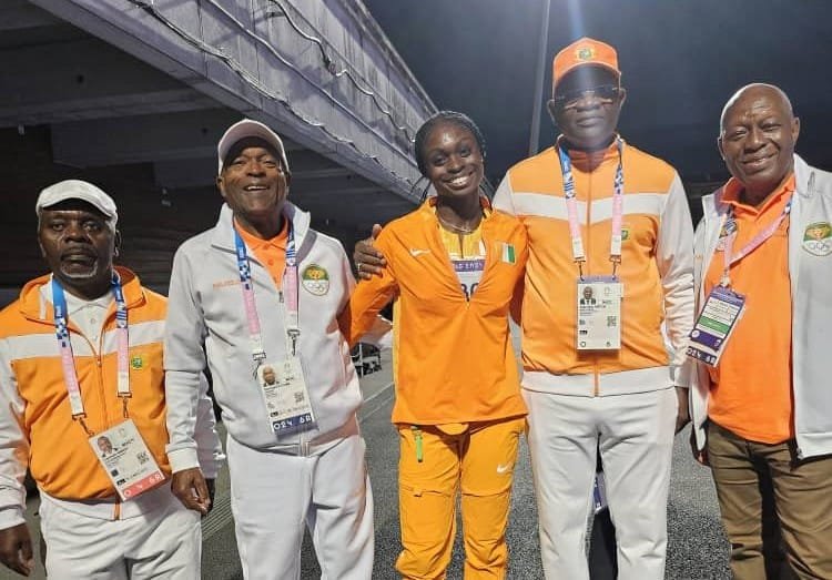 JO 2024 : Le ministre Adjé Silas Metch réconforte les quatre sprinteuses