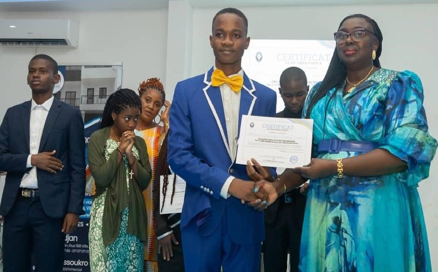 Célébration de l'excellence : Les meilleurs bacheliers et la Miss mathématiques honorés