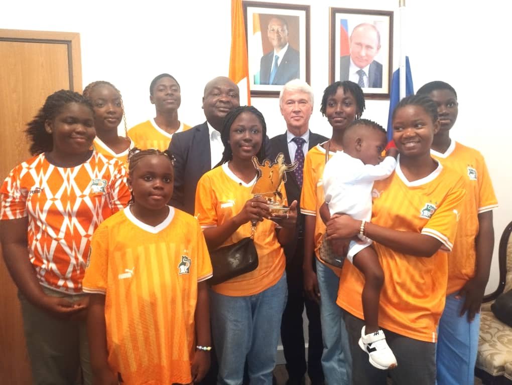 Coopération Côte d’Ivoire-Russie: Une dizaine d’enfants ivoiriens, désignés ambassadeurs de la paix, reçus par l’ambassadeur Alexey Saltikov