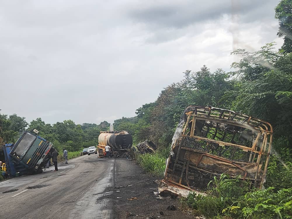 Axe Niakara-Katiola : Une collision entre un camion-citerne et un minicar fait 14 personnes victimes calcinées 