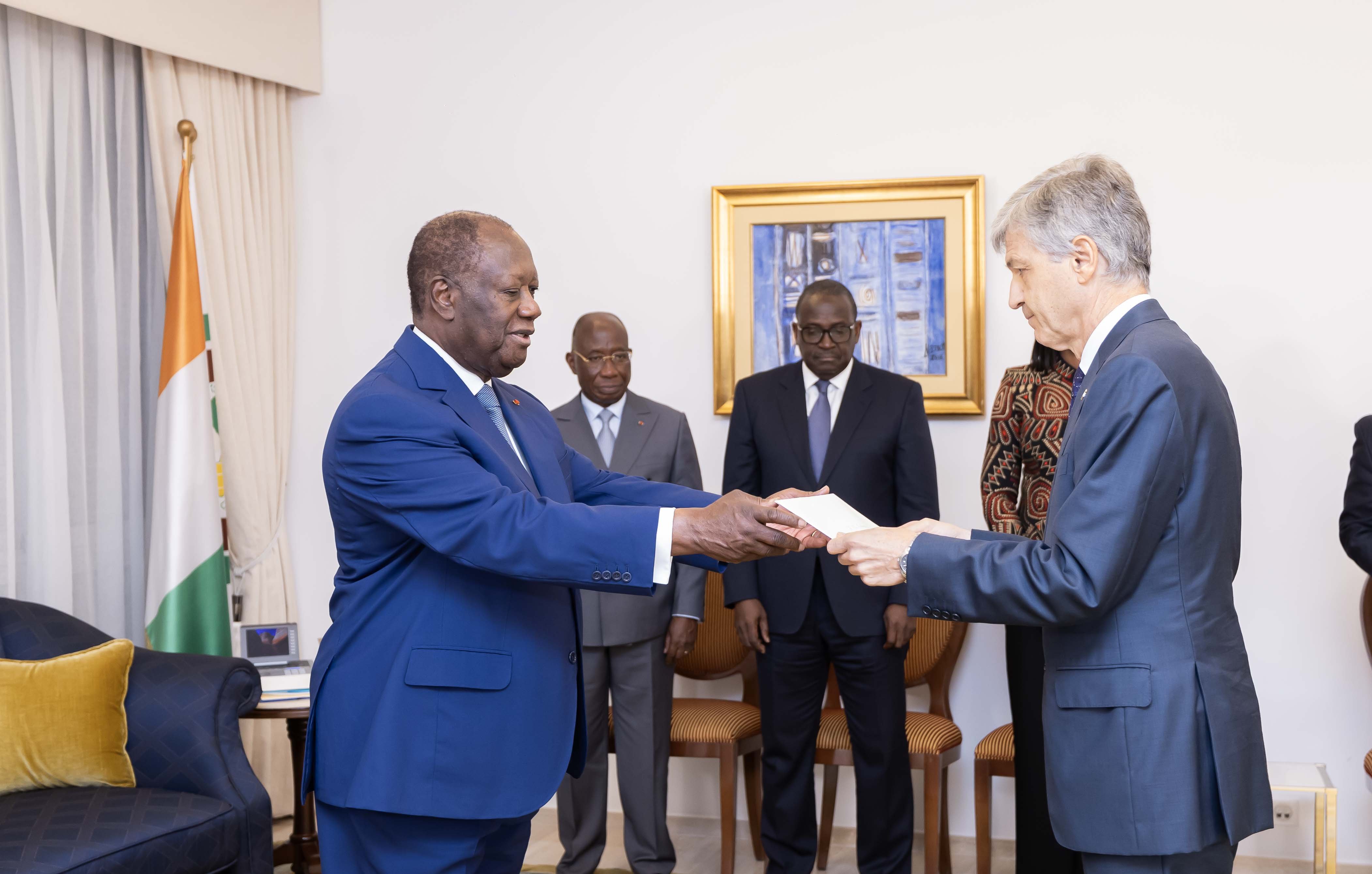 Présidence de la République : Cinq nouveaux ambassadeurs ont présenté leurs lettres de créance au chef de l'Etat