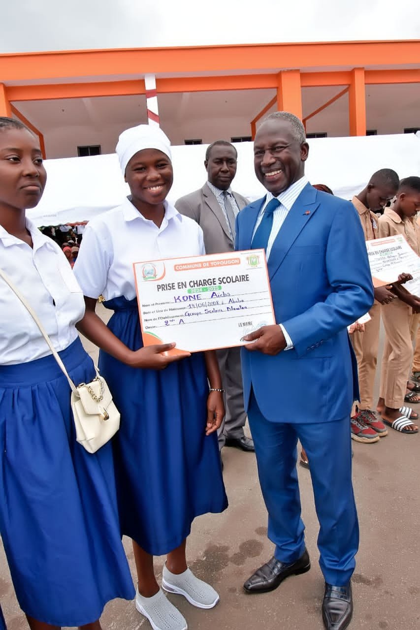 Yopougon :  Adama Bictogo “gate” les élèves de sa commune