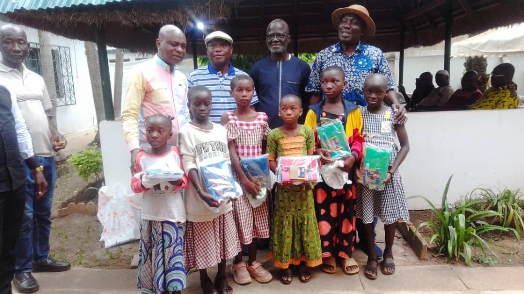 Bouaké : Paul Dakuyo offre 5000 kits scolaires aux enfants défavorisés 