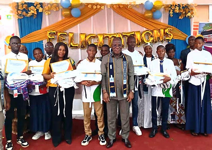 Bouaké : Jacques Assahoré Konan récompense les 100 meilleurs élèves de l'année écoulée