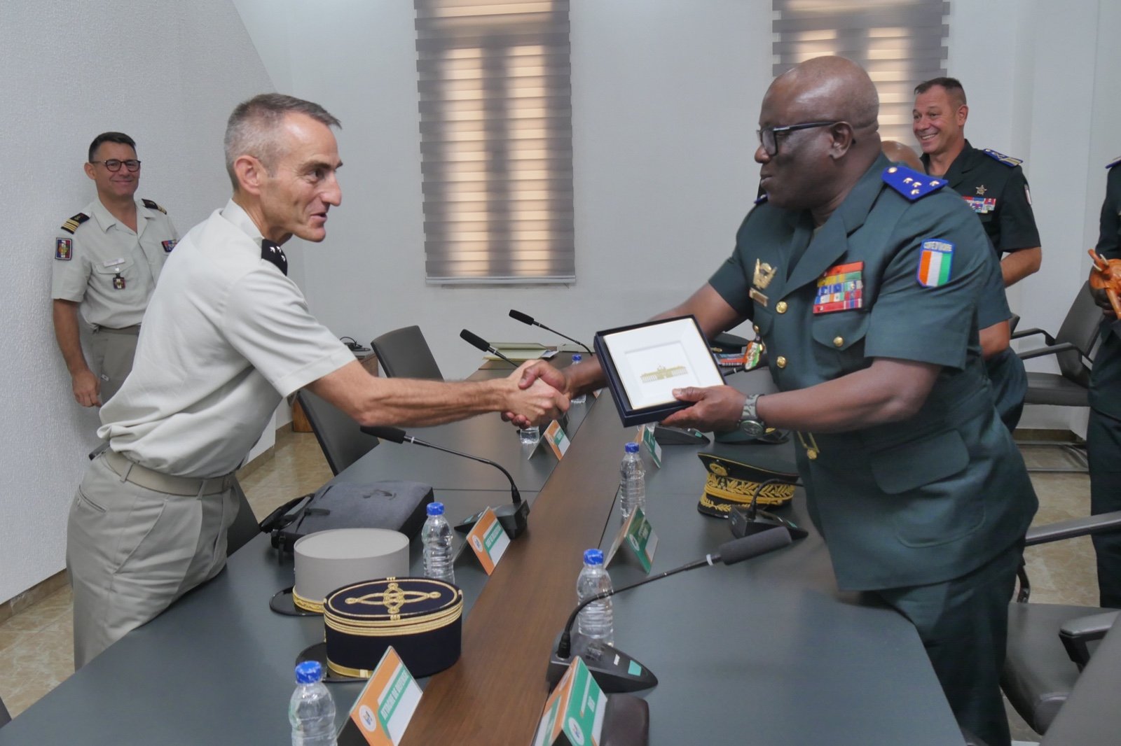 Coopération militaire : Le général Pascal Ianni discute avec le général Doumbia Lassina 