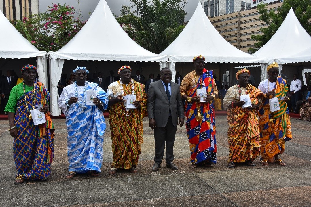 District autonome d’Abidjan : Cissé Bacongo offre des polices d’assurance santé aux chefs de villages 