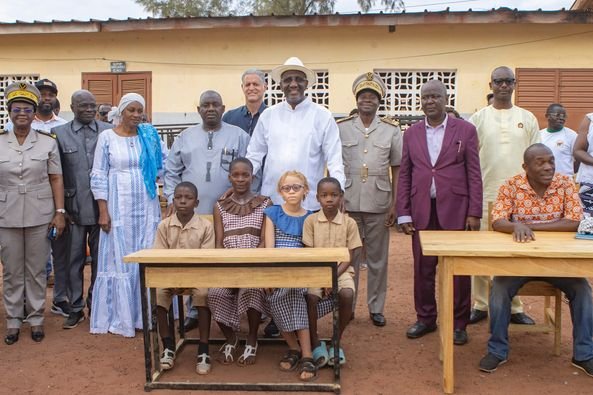 Yamoussoukro : Souleymane Diarrassouba réhabilite les toilettes du Groupe scolaire Dioulakro et offre des tables-bancs et des bureaux