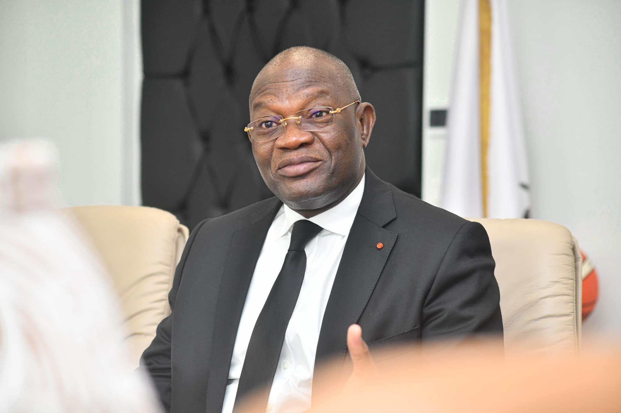 Infrastructures sportives : Le ministre Silas Metch met fin à la grève des agents d'entretien du Stade Alassane Ouattara d’Ebimpé