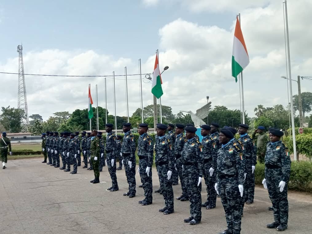 Académie des Forces Armées de Zambakro : 50 élèves officiers des affaires maritimes et portuaires présentés au drapeau national 