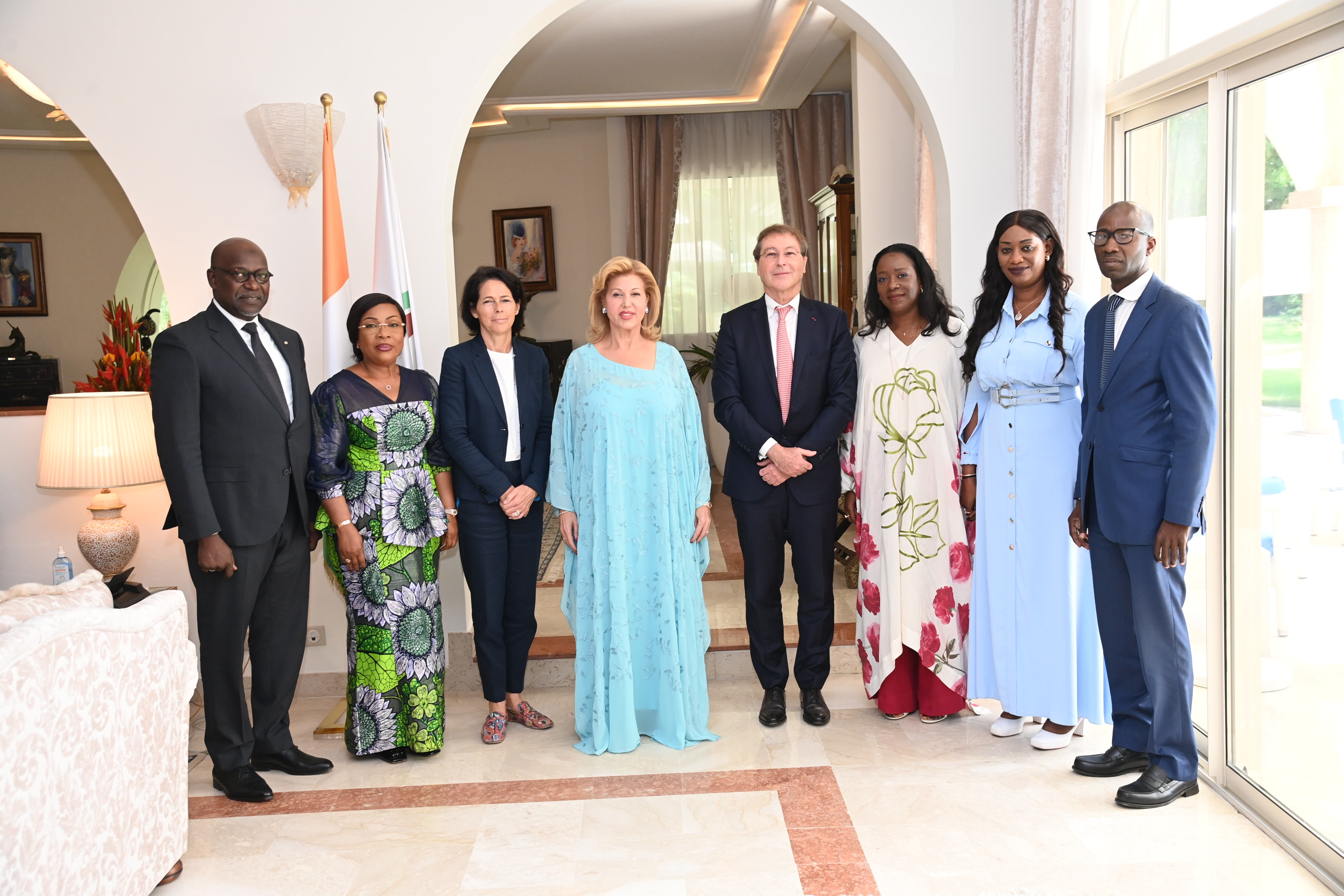 Audiences de la Première Dame : Dominique Ouattara a reçu le Pdg de Corsair et l’artiste Singuila