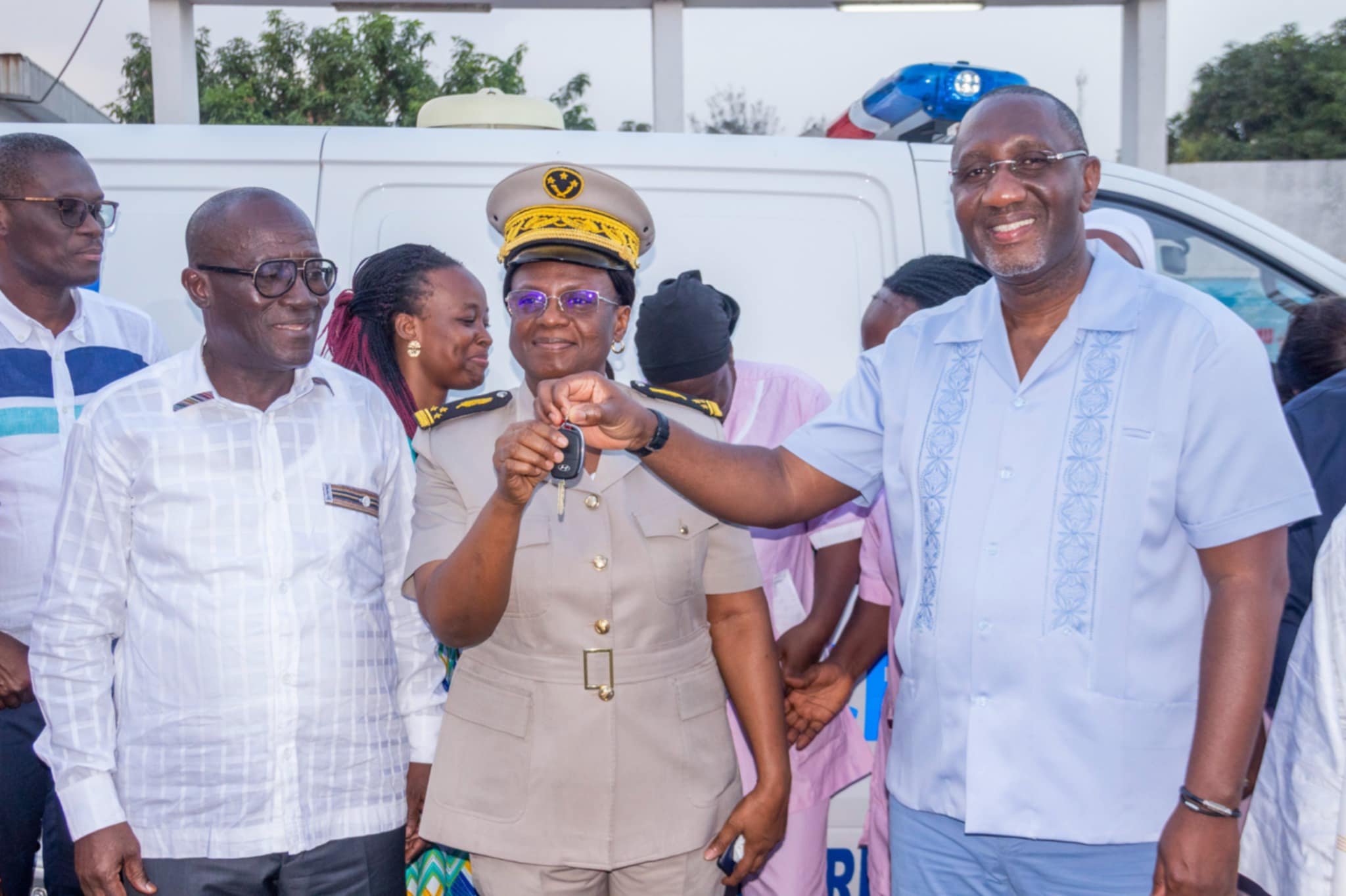 Yamoussoukro : Souleymane Diarrassouba offre une ambulance médicalisée au centre de santé de Dioulakro