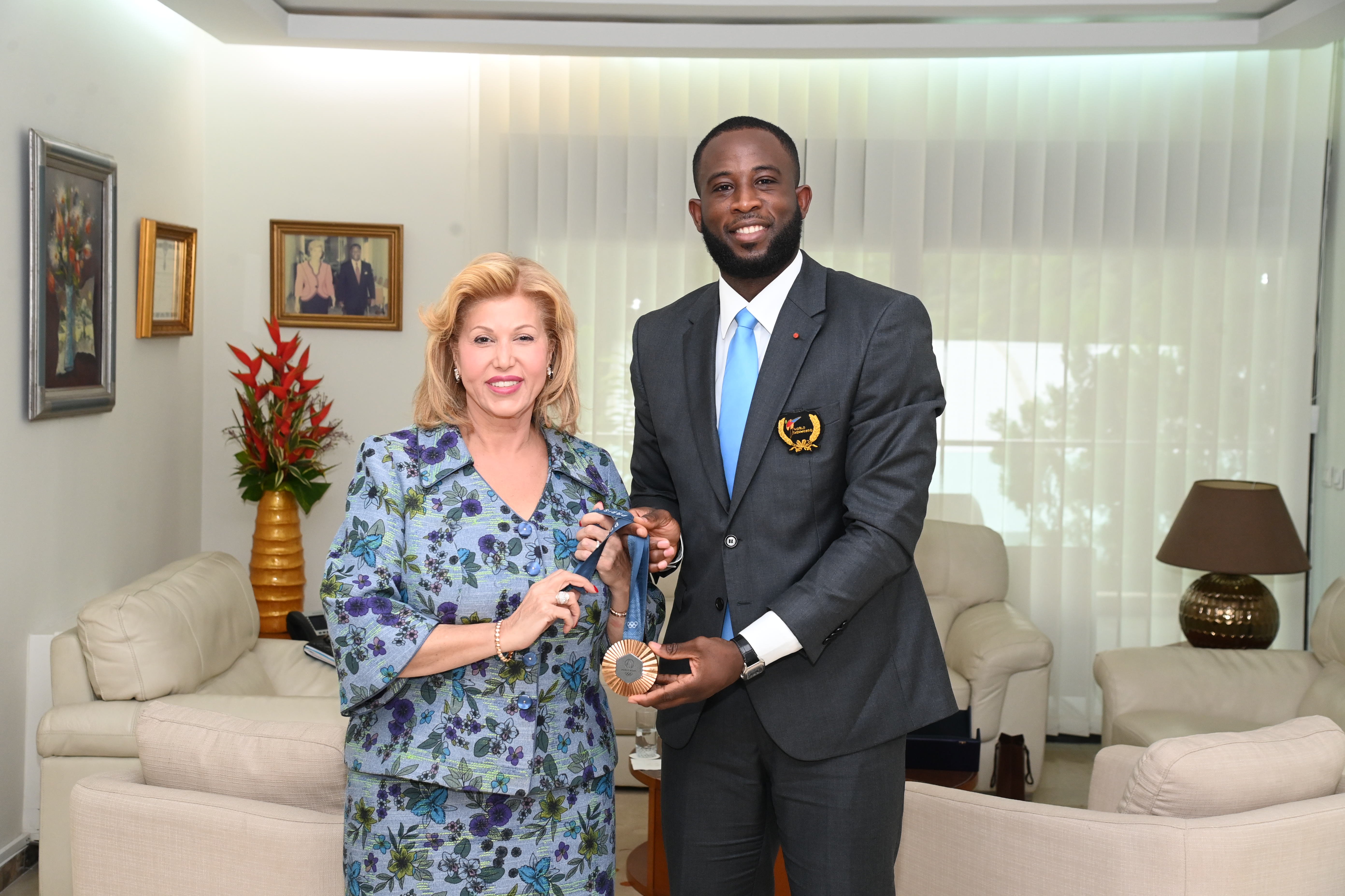 Audience de la Première Dame de Côte d'Ivoire : Dominique Ouattara honore le champion olympique Cheick Cissé