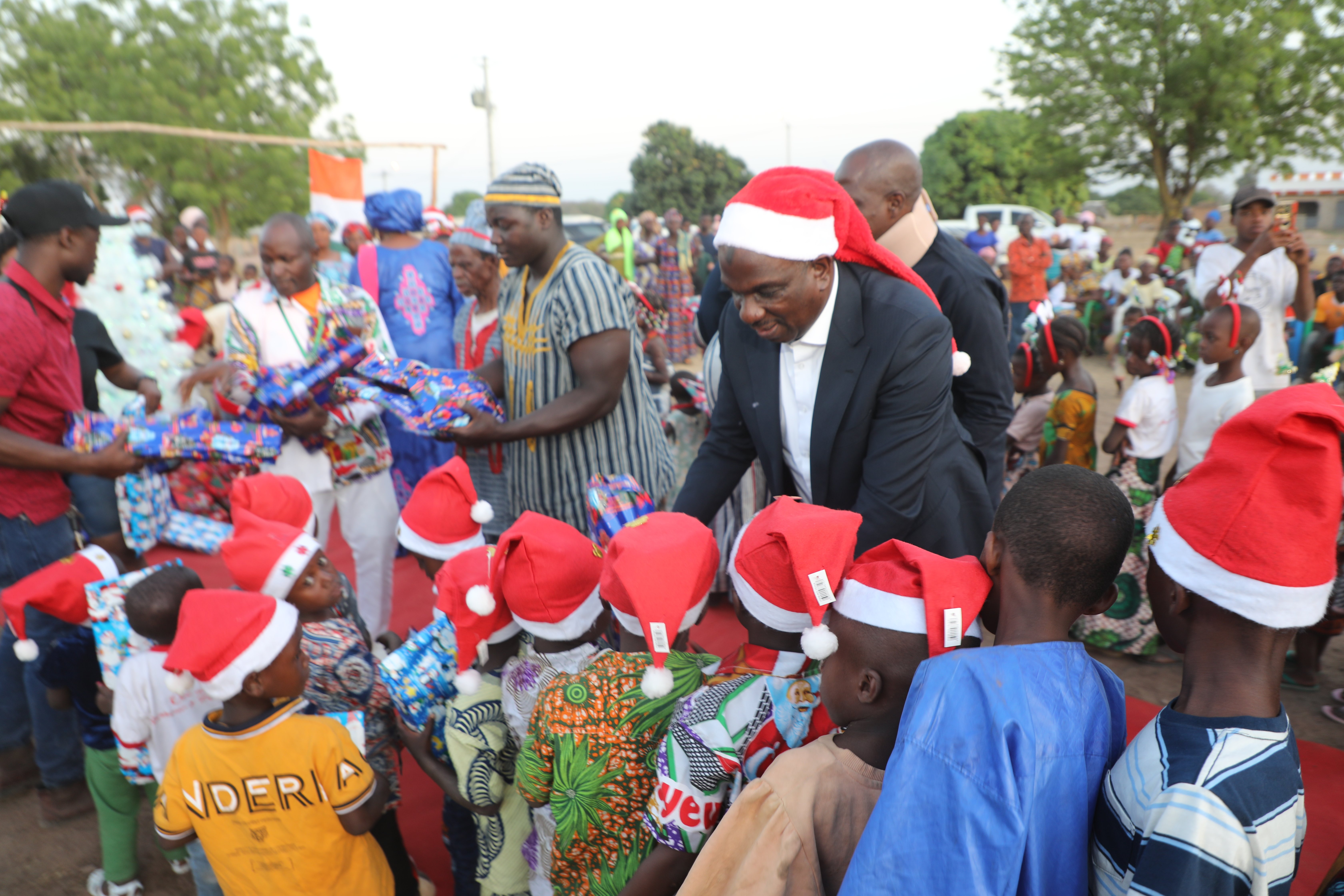 Hambol : Ousmane Coulibaly fait vivre la magie de Noël aux enfants de trois localités