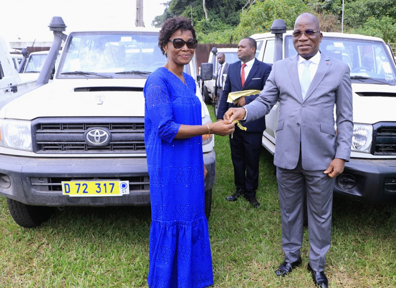 Ministère de l'Environnement : Jacques Assahoré Konan remet 22 véhicules aux directeurs régionaux pour le renforcement des capacités opérationnelles