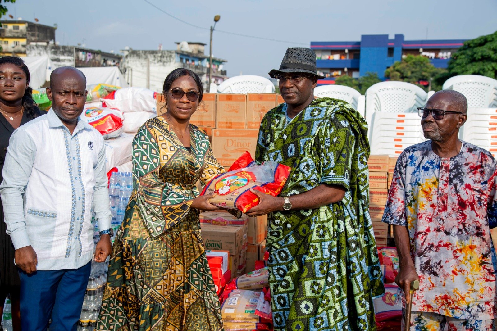 Solidarité : La Grande Chancelière honoraire couvre Adjamé village de cadeaux