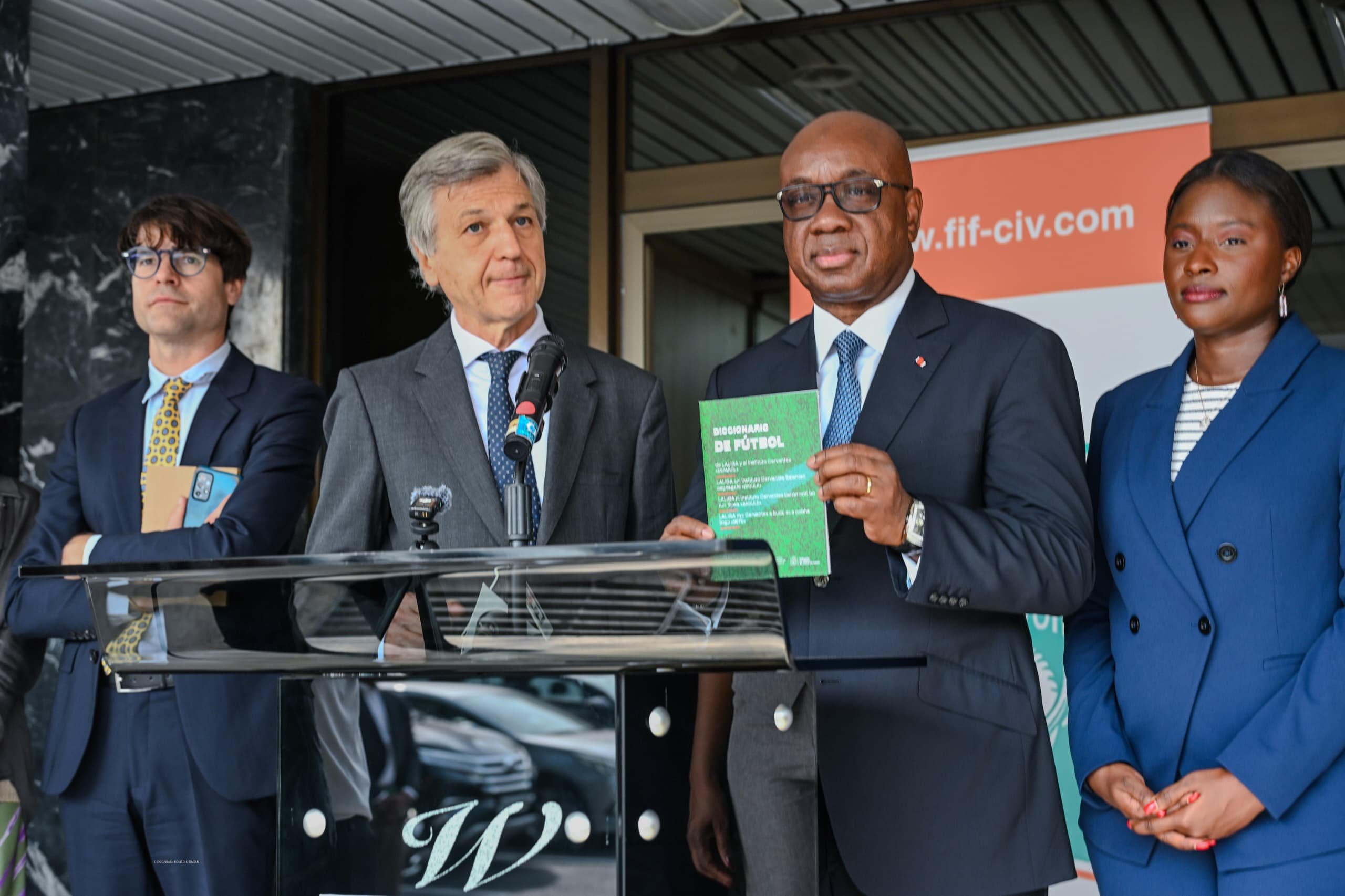 Football : L'Espagne lance un dictionnaire multilingue pour unir les cultures en Côte d'Ivoire