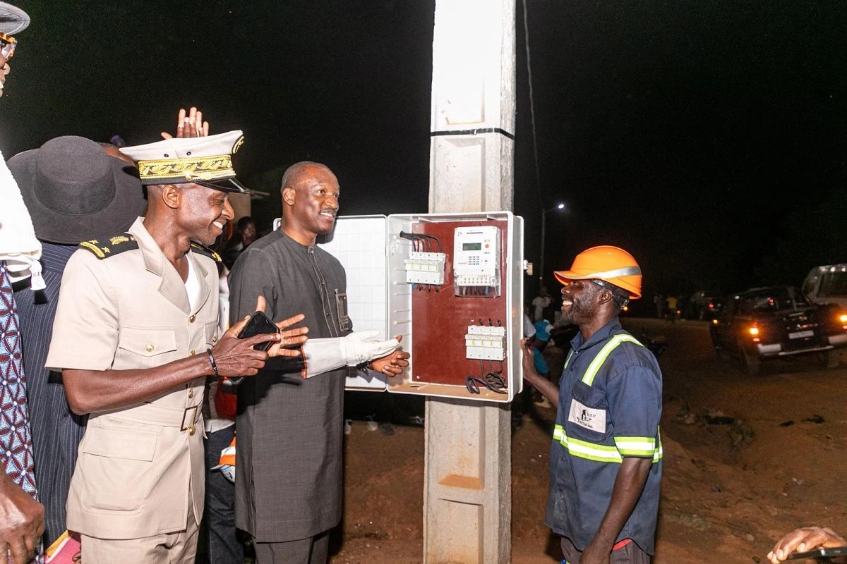 Issia : Kambelesso, relié au réseau électrique, 65 ans après