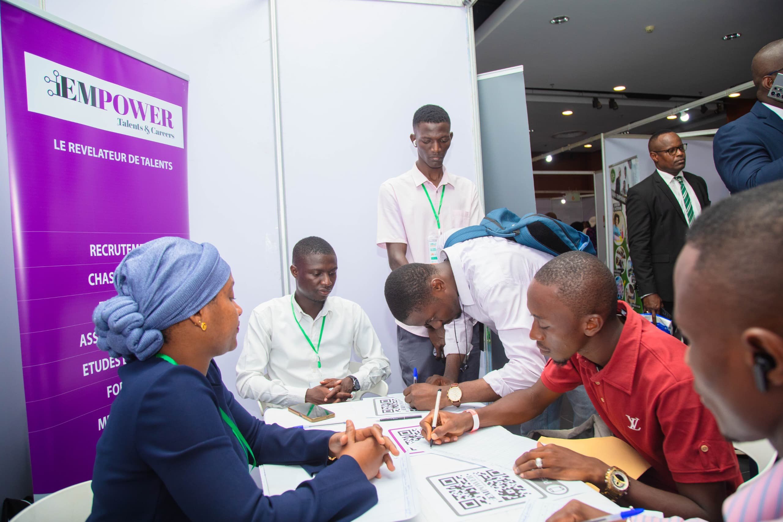 Foire de l'Emploi et du Recrutement : Des milliers de jeunes en quête d'emploi se bousculent au Palais de la Culture