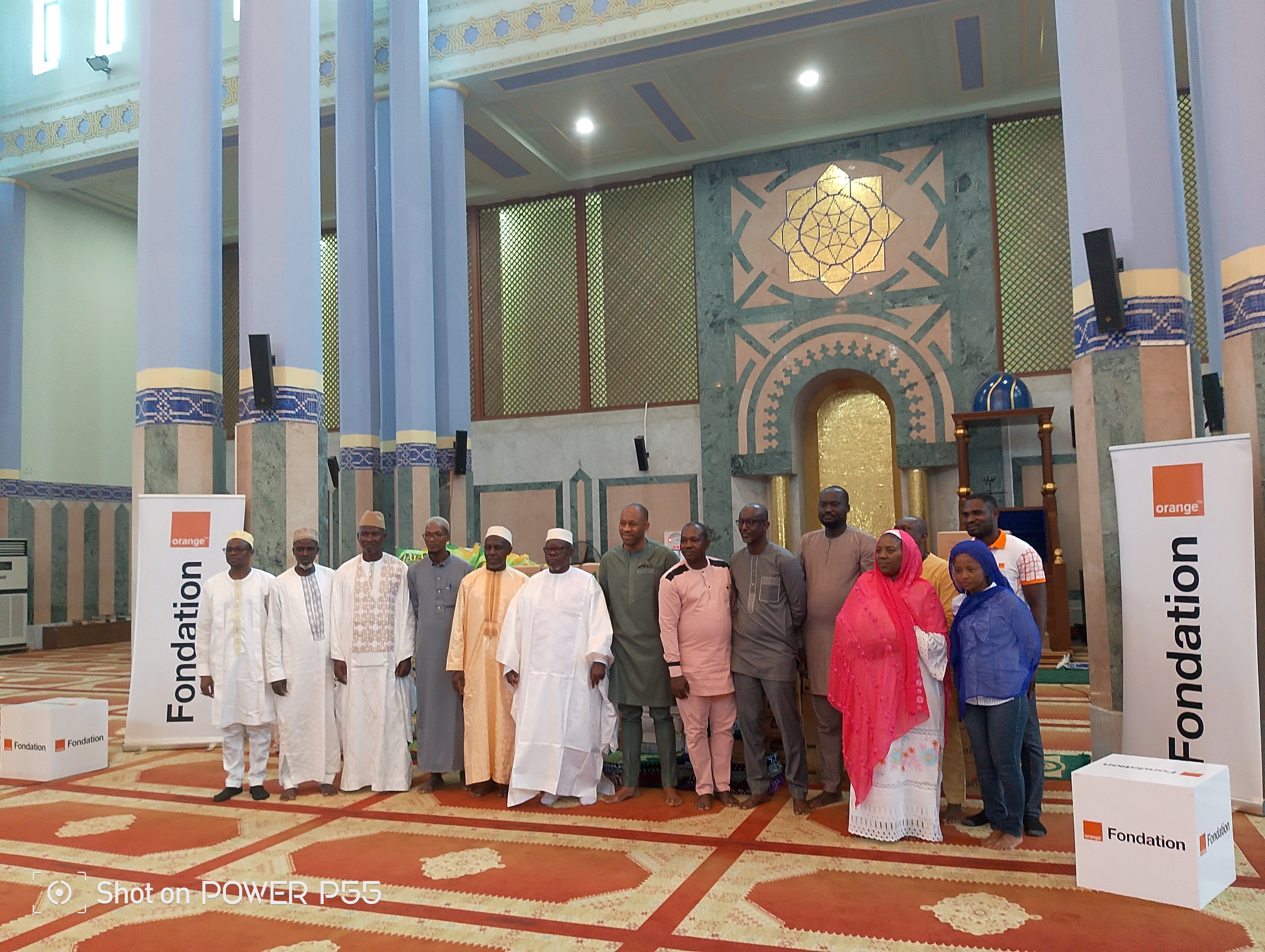 Ramadan et Carême 2025 : La fondation orange offre des vivres et non-vivres aux mosquées et églises