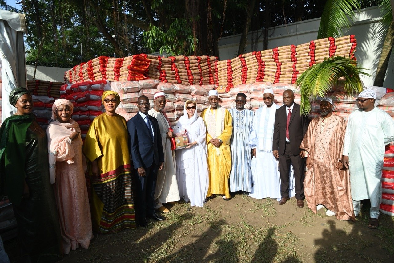 Ramadan : La Première Dame offre 130 millions FCFA de vivres et non-vivres à la communauté musulmane