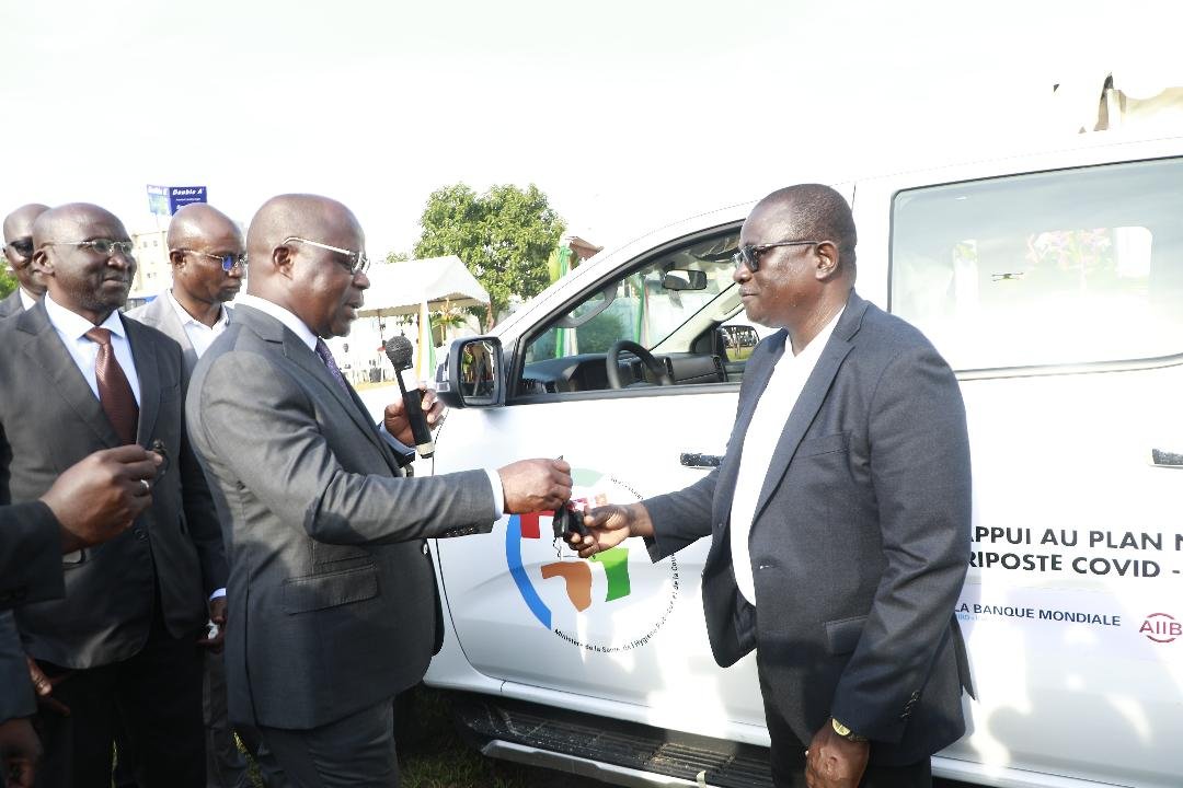 Santé : Des véhicules et des motos d’une valeur de 640 millions de FCFA remis à des directions et services sanitaires