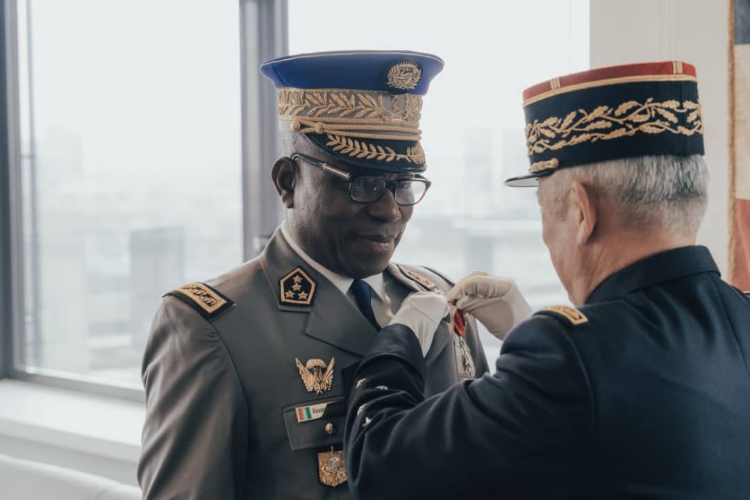Coopération internationale : Le général Alexandre Apalo Touré élevé au rang d’officier de la Légion d'honneur française