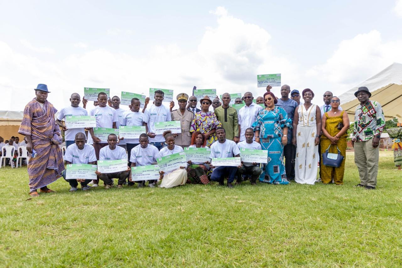 Gagnoa : 49 jeunes promoteurs de Dipadiba reçoivent des chèques de 36 564 100 FCFA