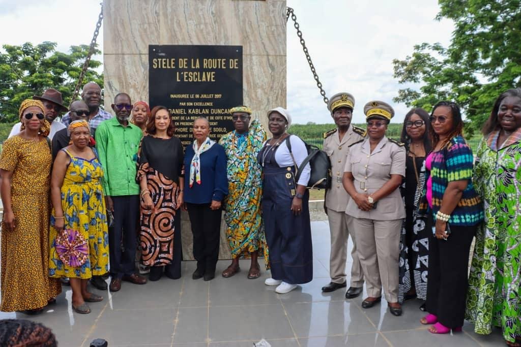 Journée de la mémoire de la traite, de l’esclavage et de leurs abolitions : Françoise Remarck et Chritiane Taubira sur la route de l’esclave à Kanga Nianzé