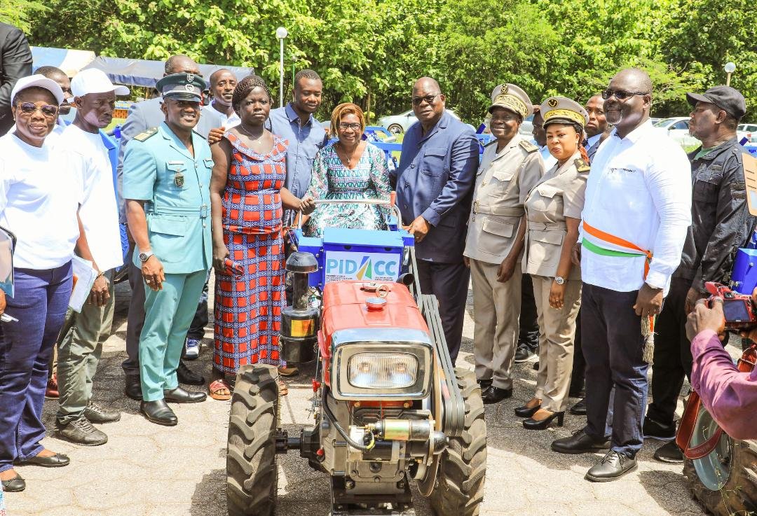 Yamoussoukro-Lutte contre le changement climatique : Le ministre Laurent Tchagba remet du matériel agricole aux agriculteurs