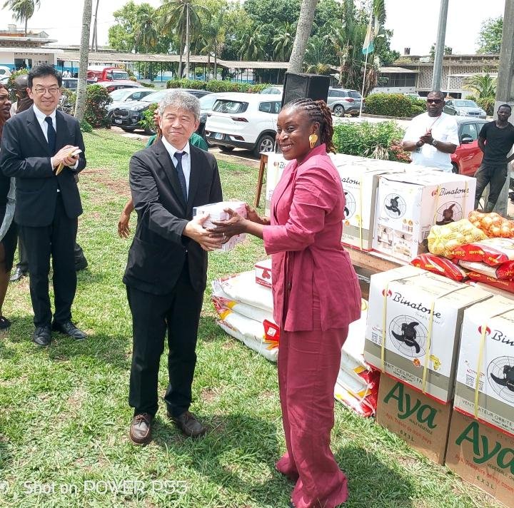 Action sociale : La Soka Gakkai offre des vivres et non-vivres à l’hôpital psychiatrique de Bingerville