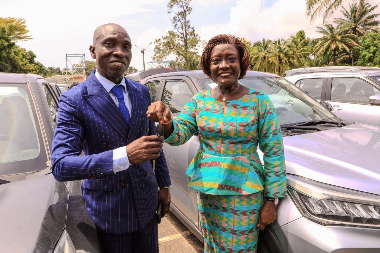 Centres d’information et d’Orientation : Mariatou Koné remet 57 véhicules aux directeurs et aux chefs de programme et de structure