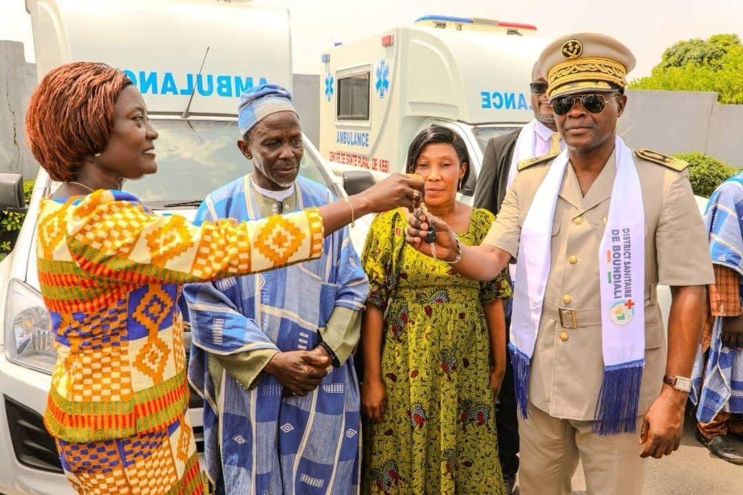 Boundiali : Mariatou Koné remet des ambulances aux centres de santé