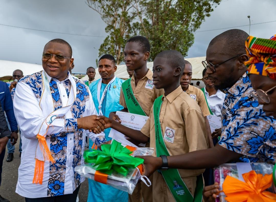 Amadou Coulibaly aux élèves et personnel du lycée Hamed Bakayoko d’Abobo : « Le président croit en l'école comme levier de paix et de croissance »