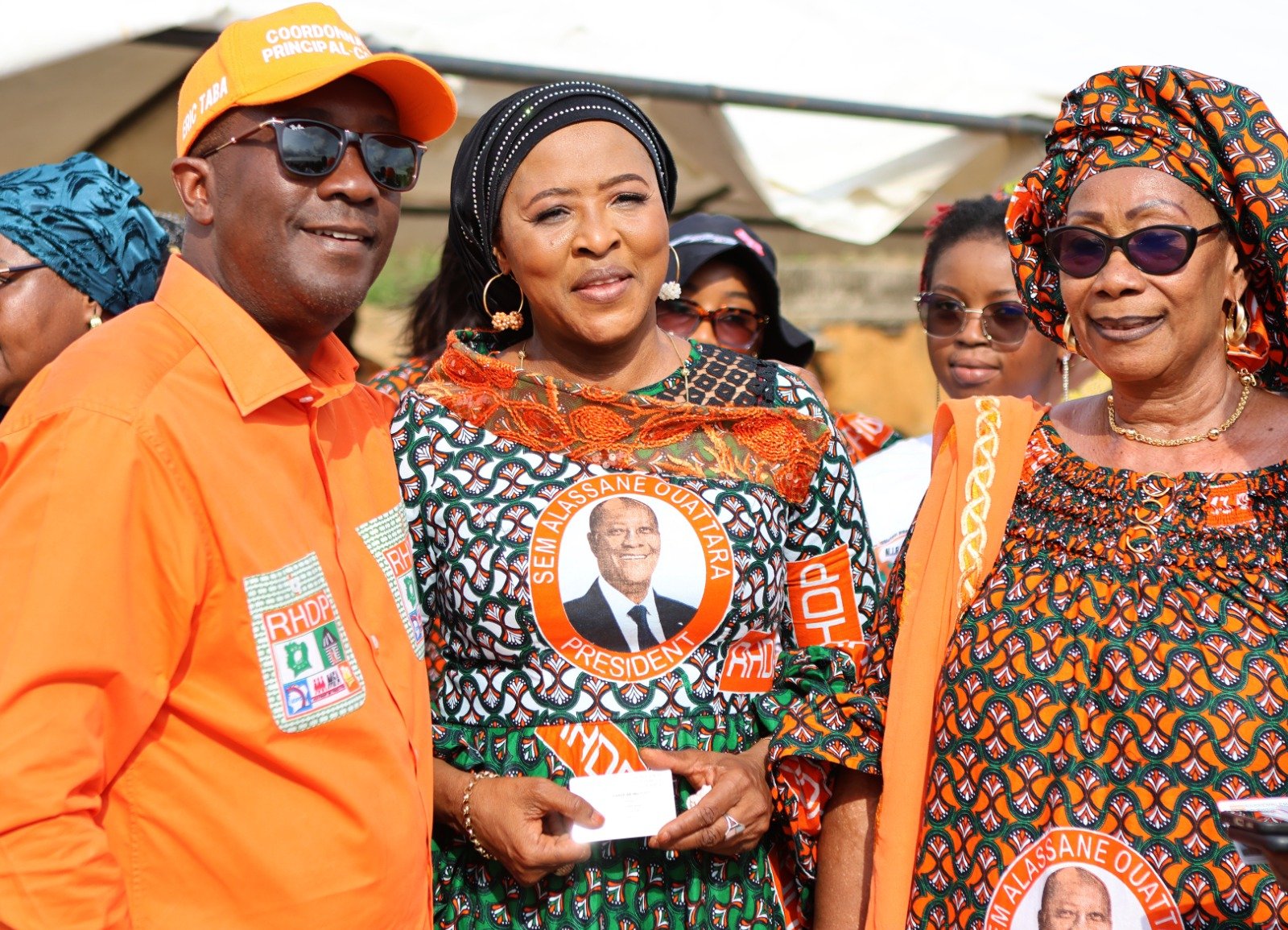 Zone RHDP Cocody 9e Tranche : Fatou Kéita offre des centaines de cartes aux militants