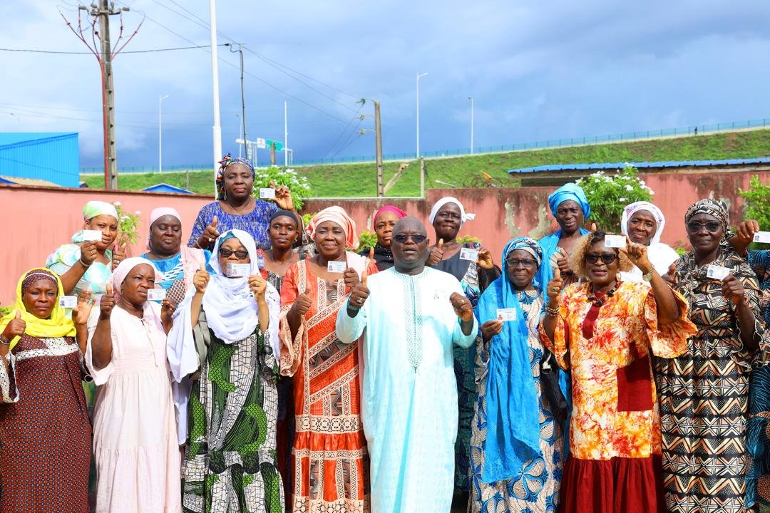 RHDP Attécoubé- Rive Droite : Kader Dogoni offre 1000 cartes aux militants