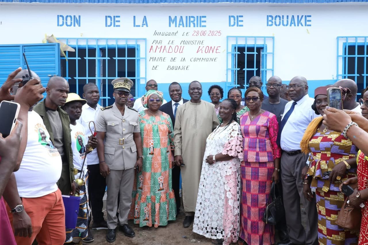 Golikro : Amadou Koné inaugure une école préscolaire et un centre de santé et fait plusieurs dons aux populations