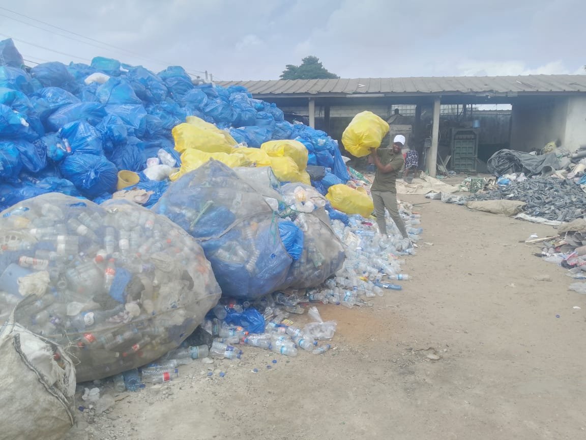 Reportage-Economie circulaire : Comment les déchets plastiques entament une nouvelle vie à Yopougon