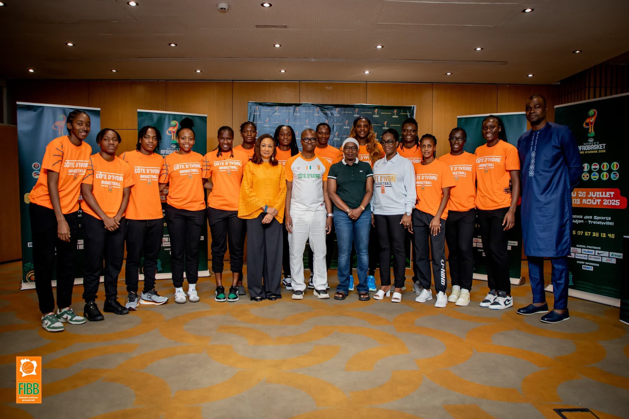Afrobasket féminin : Françoise Remarck et la directrice générale du FER Annick Tohé encouragent les Eléphantes