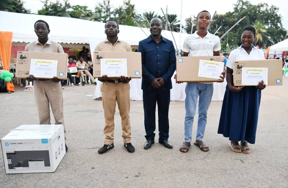 Dimbokro : Le maire Adama Coulibaly récompense les 39 meilleurs élèves