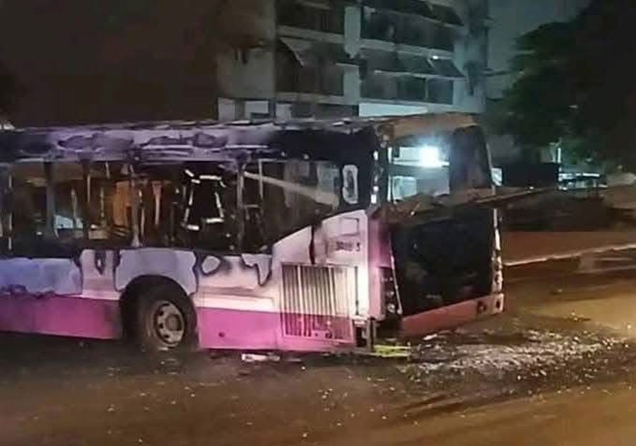 Actes de vandalisme à Yopougon : Des individus en cagoule incendient un bus et s’en prennent à des policiers