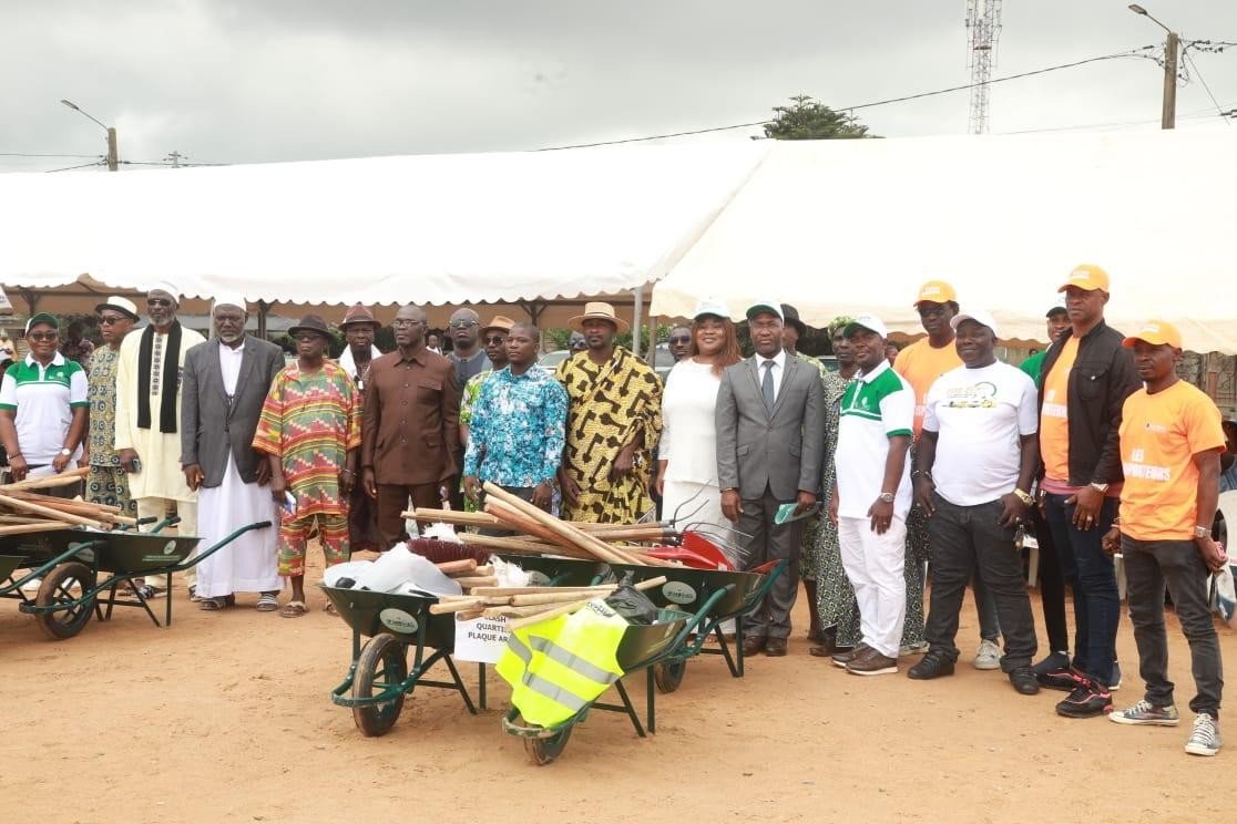 Lutte contre l’insalubrité : Les CLASH d’Anyama dotés de matériels de salubrité 