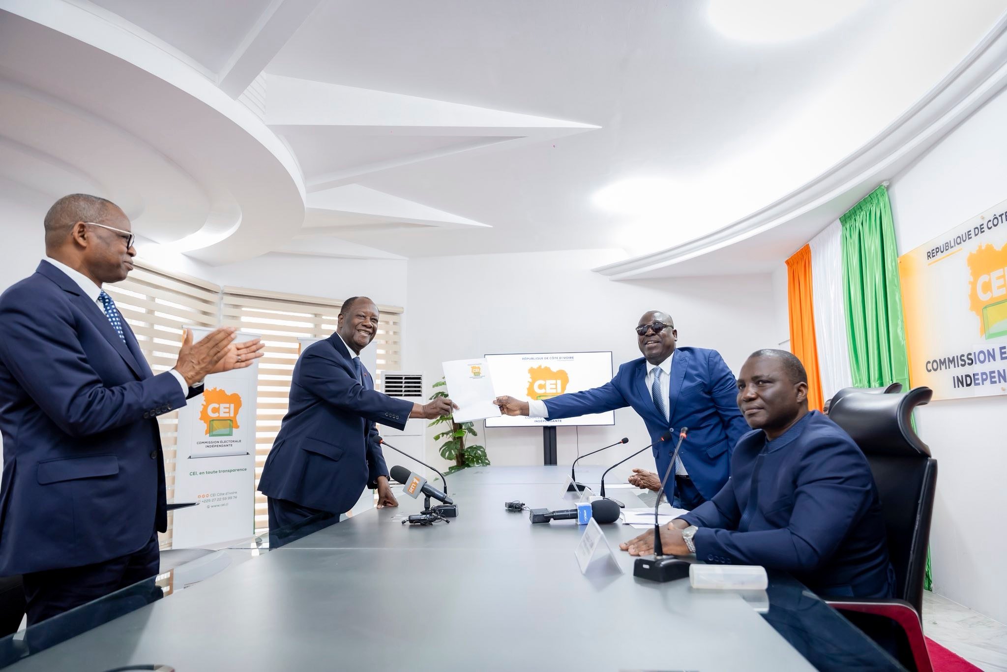 Côte d’Ivoire : Alassane Ouattara dépose son dossier de candidature pour la présidentielle 2025