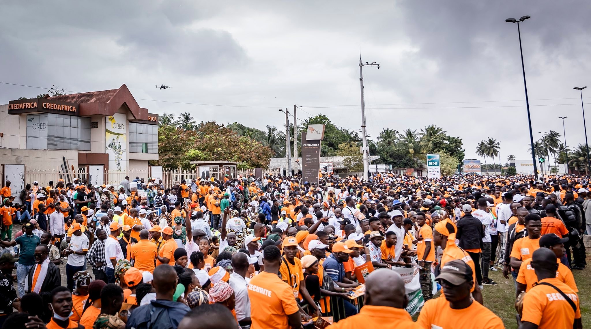 Présidentielle 2025 : Une marée humaine accompagne Alassane Ouattara à la CEI