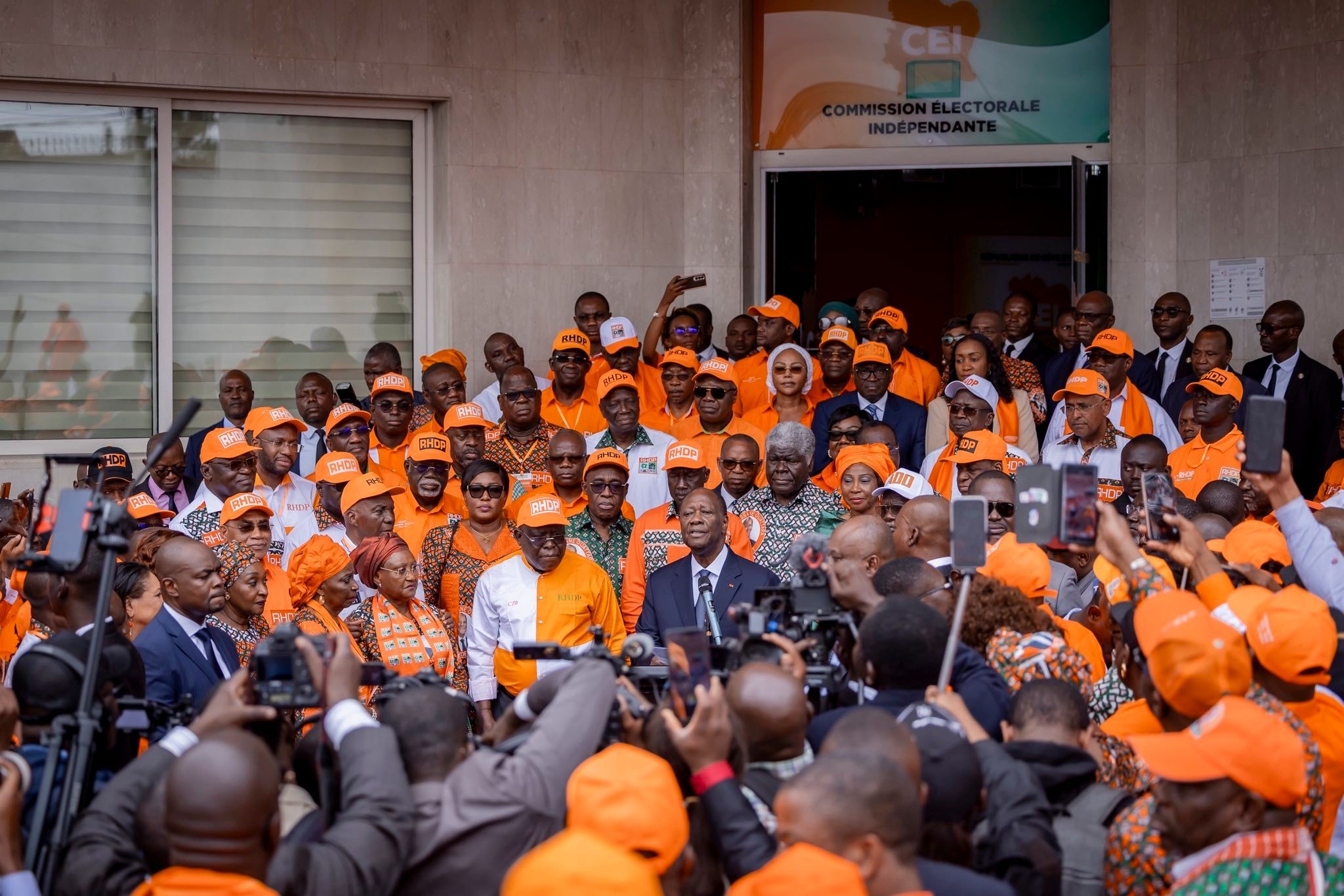 Présidentielle 2025 : Alassane Ouattara dépose sa candidature et appelle à l’unité nationale