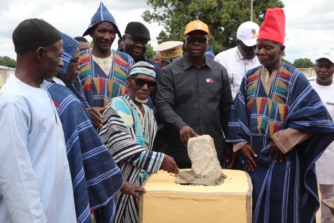 Worodougou : Le conseil régional offre une ambulance et des bâtiments de classe à Morondo
