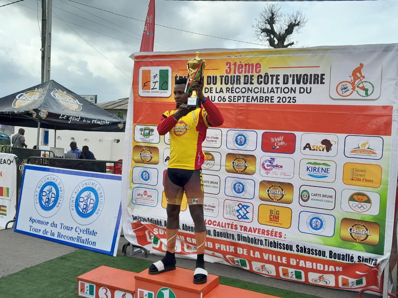 Tour cycliste de Côte d’Ivoire 2025 : Le Camerounais Rodrigue Kuere triomphe à Adiaké, sous le soleil du Sud-Comoé