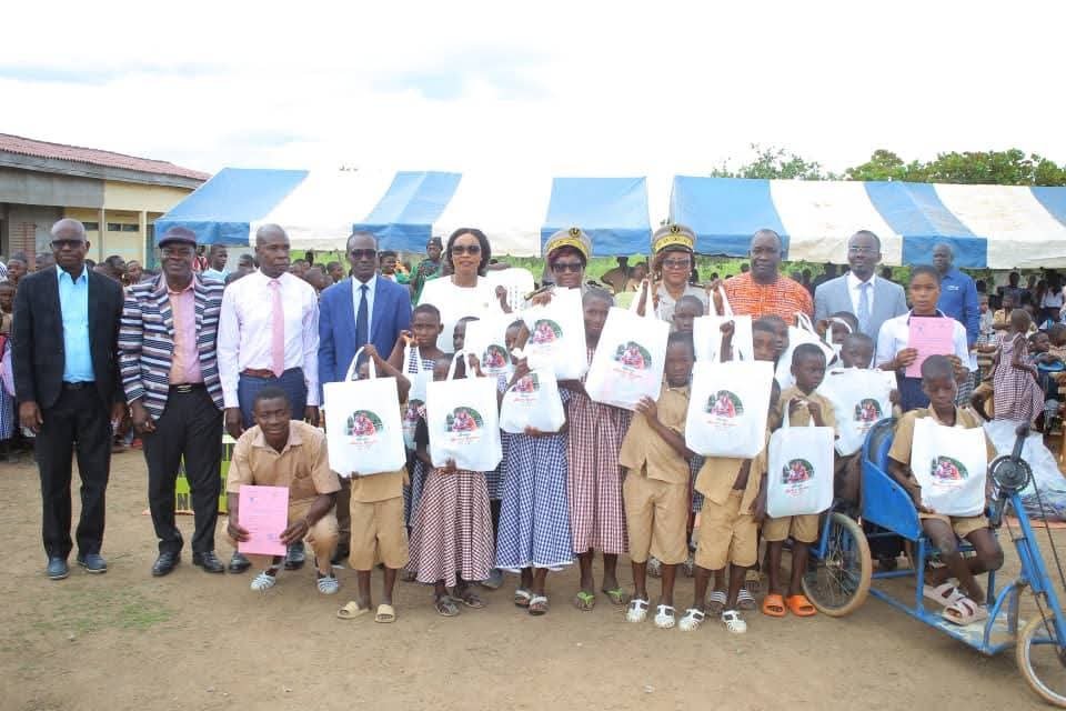 Bodokro : Mme le Maire Atsé Alice et le conseil municipal font de nombreux dons à la communauté éducative