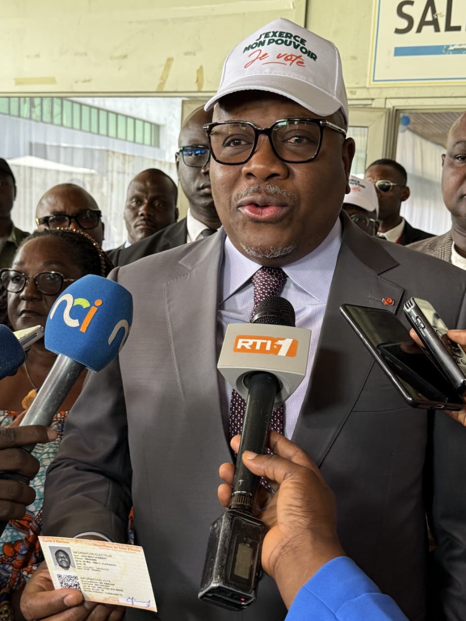 Présidentielle 2025 : En tournée dans les bureaux de vote, le président de la CEI invite les électeurs à retirer leurs cartes