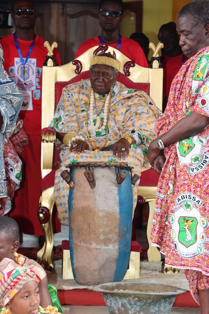 Abissa 2025 : Sa majesté Amon Tanoe a remis le tambour sacré au peuple de Grand-Bassam 